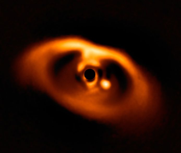 De lichte vlek rechts naast het midden van de foto is de nieuwe exoplaneet PDS 70b.