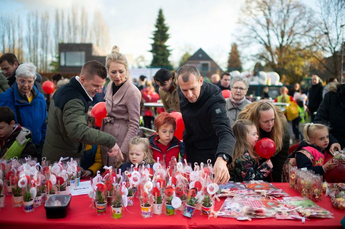Basisschool De Schans organiseerde een marktje voor de verkoop van Roze Neuzen Gadgets.