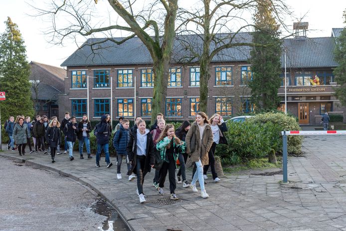 Leerlingen van het NG Lyceum wandelen naar tijdelijke nieuwe locatie.