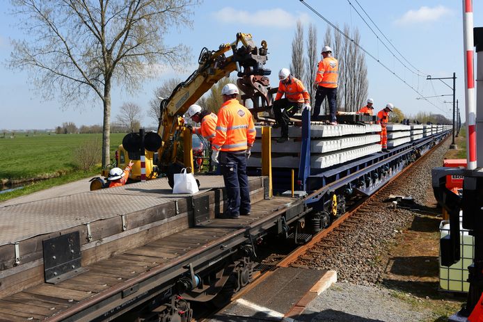 Prorail en de aannemer aan het werk in Arkel. Als alles meezit, is het dinsdagochtend om 5.00 uur klaar.