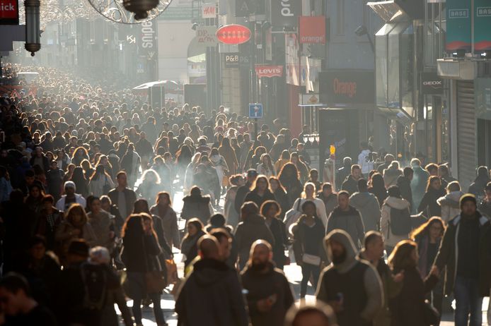 Des bandes de circulation pour les pi tons rue Neuve Belgique