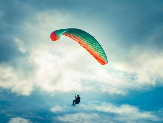 Paraglider komt in Oostenrijk in onweer terecht en wordt 1,5 kilometer de lucht ingezogen, om wat later in tweede onweerswolk te belanden
