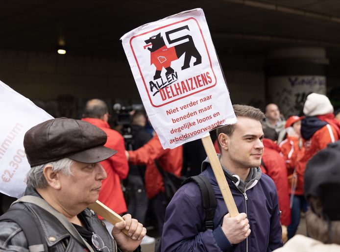 Medewerkers van Delhaize protesteren in Brussel tegen verzelfstandiging van de filialen. (17/04/23)
