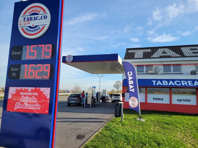 Bij Real Tabac & Co in de Duinkerkekeiweg in Adinkerke bedraagt de prijs voor een liter diesel 'slechts' 1,579 euro. Bij de Texaco amper een kilometer verder is de diesel er 21 cent duurder.