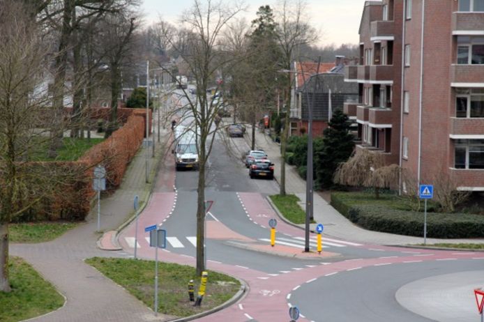 De Enschedesestraat gezien vanaf de rotonde bij de kerk.