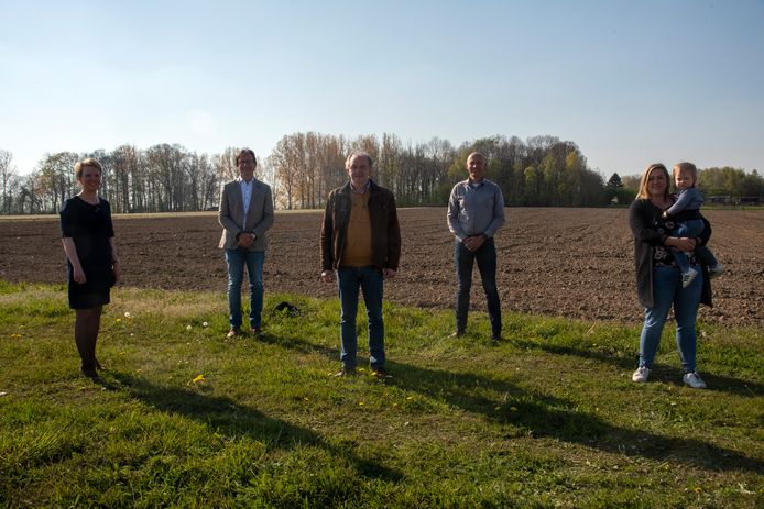 Een trotse delegatie van het schepencollege en boseigenaar Christophe Van Hoorde aan het perceel dat bebost zal worden.