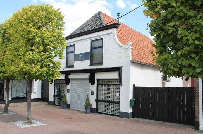 Het voormalig pand van Kruithof Optiek aan de Voorstraat 10 in Numansdorp.