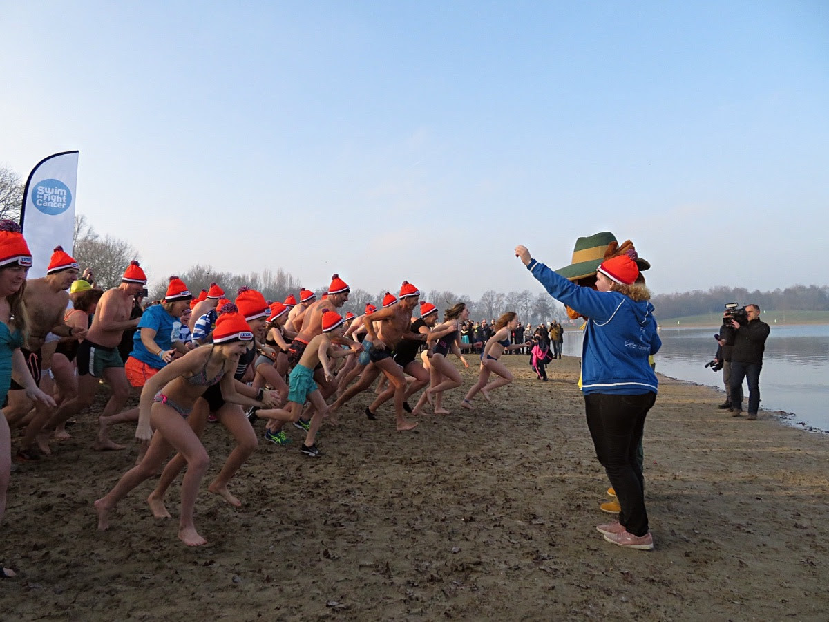 De nieuwjaarsduik bij recreatieplas Stroombroek in 2020.