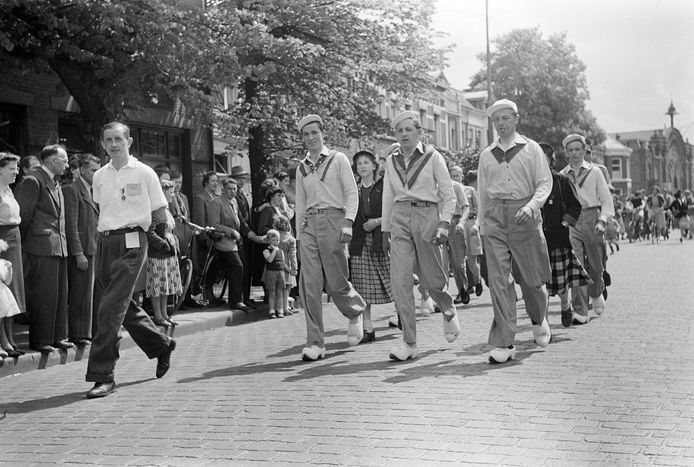 Intocht in de Molenstraat van 'De Spotvogels' tijdens de ' Oss Voorwaarts'-wandeltocht op 11 mei 1952. Deze groep liep 30 km. op klompen.
