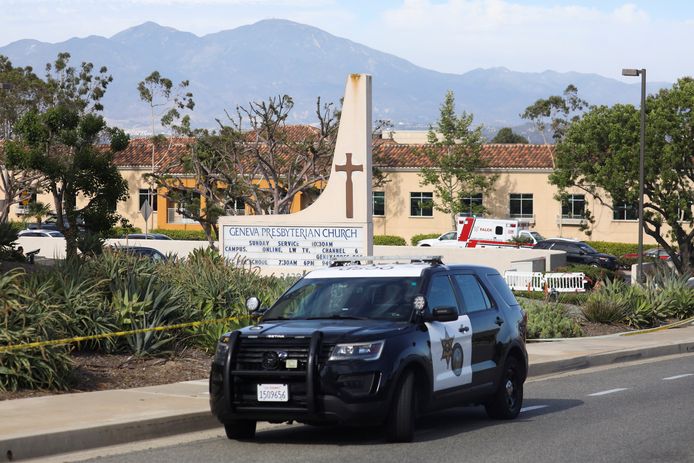 Un'auto della polizia vicino alla chiesa dove è avvenuta la sparatoria.