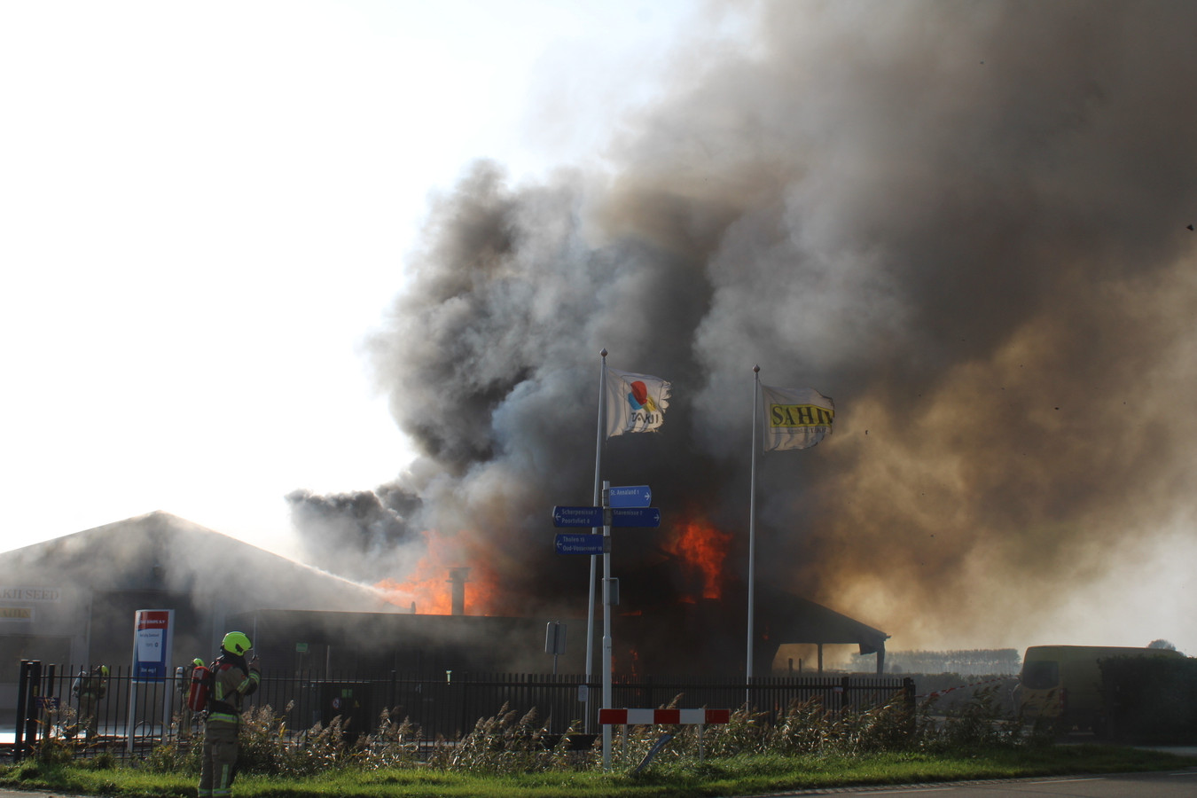 In een loods in Sint-Annaland is dinsdag een grote, uitslaande brand uitgebroken.