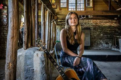 Rosa Spruit ontluikt met debuutalbum: ‘Muziek maken voelt niet als werk en geeft me energie’