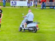 Buurman rijdt met scooter veld op tijdens voetbalwedstrijd: ‘Zijn paarden schrokken van vuurwerk’ 