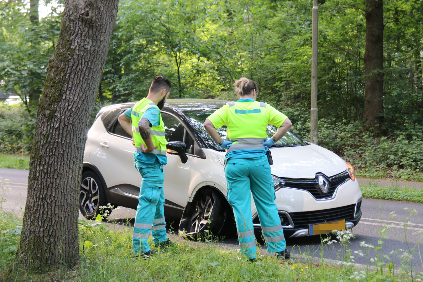 getrouwd regel Aanleg Beschonken man probeert in Arnhem door te rijden met kapotte auto | Foto |  gelderlander.nl