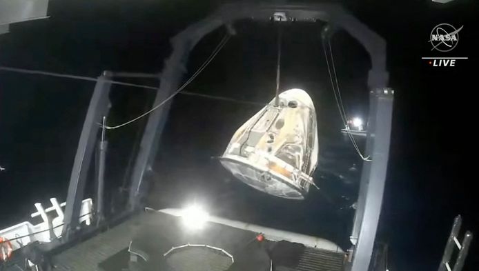 De capsule is met bemanning en al aan boord van het schip gehesen en daar geopend. (11/03/23)