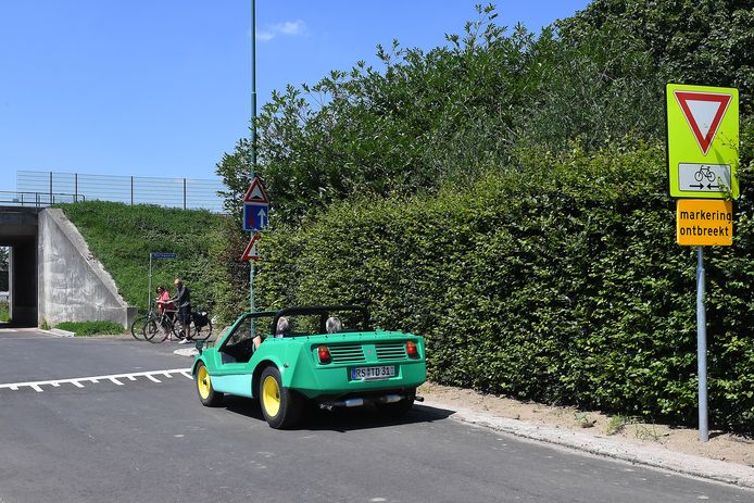 Hier kruisen vanaf eind september fietsers op de snelfietsroute Cuijk-Nijmegen auto's op de Mariagaarde in Katwijk. De heg en de bomen verdwijnen nog voor een beter zicht. Ook komt er nog onder meer een verkeersplateau en een waarschuwingssysteem.