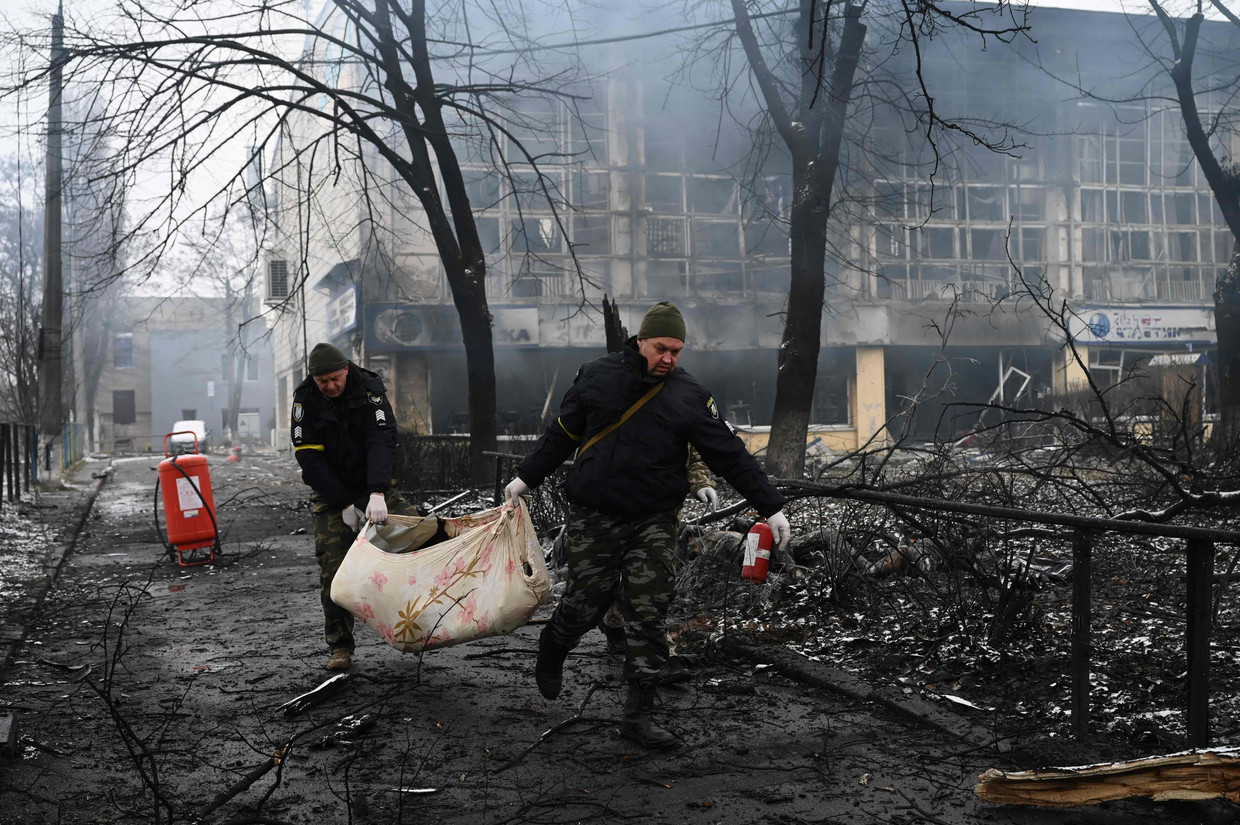 Oekraïense politieagenten bergen de slachtoffers na de aanslag op de televisietoren in Kiev van dinsdag 2 maart 2022.  Beeld AFP