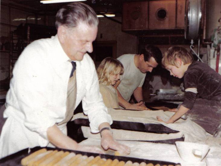Brood, met liefde gemaakt en met een praatje bezorgd door bakker Theo (80)