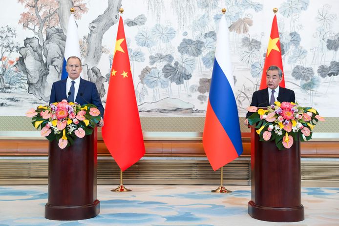De Russische minister van Buitenlandse Zaken Sergej Lavrov en zijn Chinese evenknie Wang Yi tijdens een persconferentie in Peking.