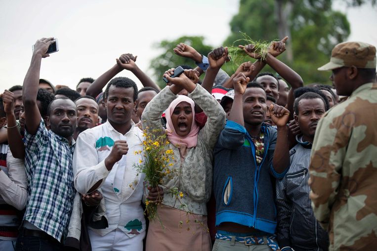 De bewoners van Bishoftu, Ethiopië kruisen hun armen als symbool voor de Oromo. Beeld afp