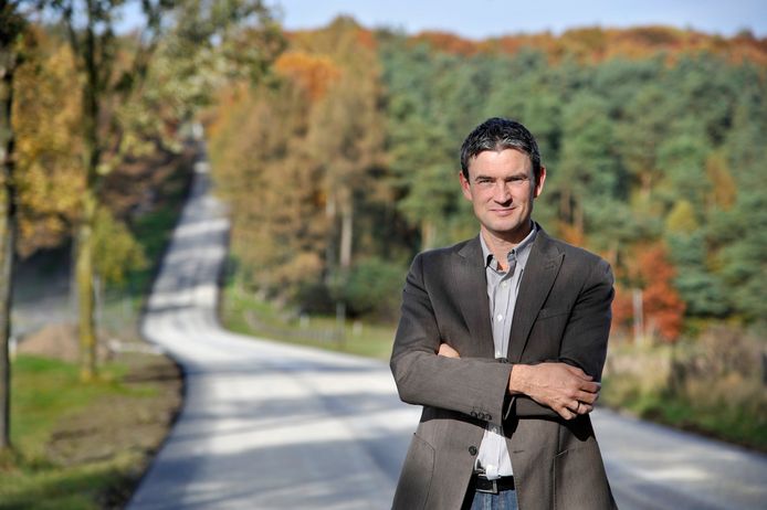 Directeur Ronald Veerbeek op de Zevenheuvelenweg.