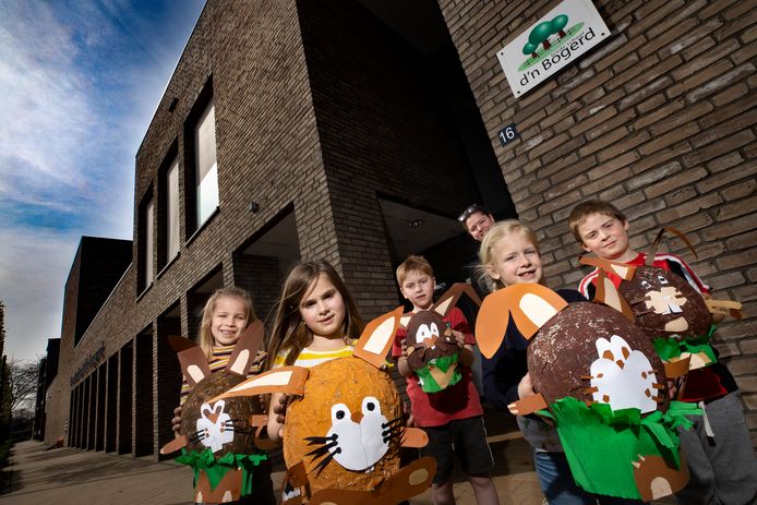 Kinderen van basisschool d'n Bogerd in Deurne met een zelf geknutselde paashaas, afgelopen april