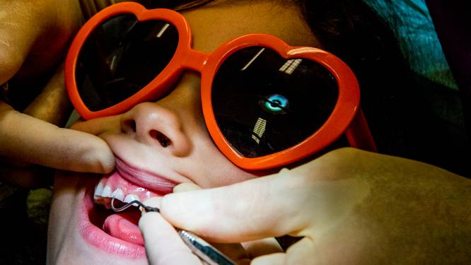 Te veel snackbars, te lang borstvoeding en een slechte wijk: het doet het kindergebit geen goed