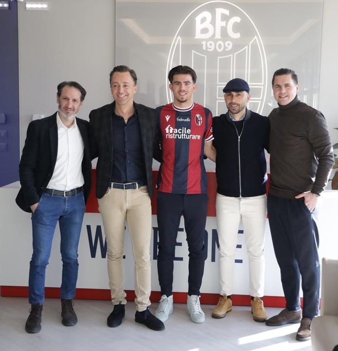 Denso Cassius con gli agenti Frank Scotten (secondo da sinistra) e Wesley Verhoek (destra) dopo aver firmato il contratto con il Bologna.