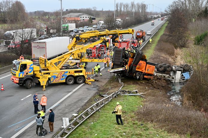 Destelbergen E17 zwaar ongeval met 2 vrachtwagens en met 1 dodelijk slachtoffer.