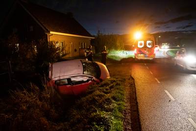 Auto raakt van de weg, botst tegen betonblok en belandt in sloot in Wouwse Plantage: bestuurder gewo