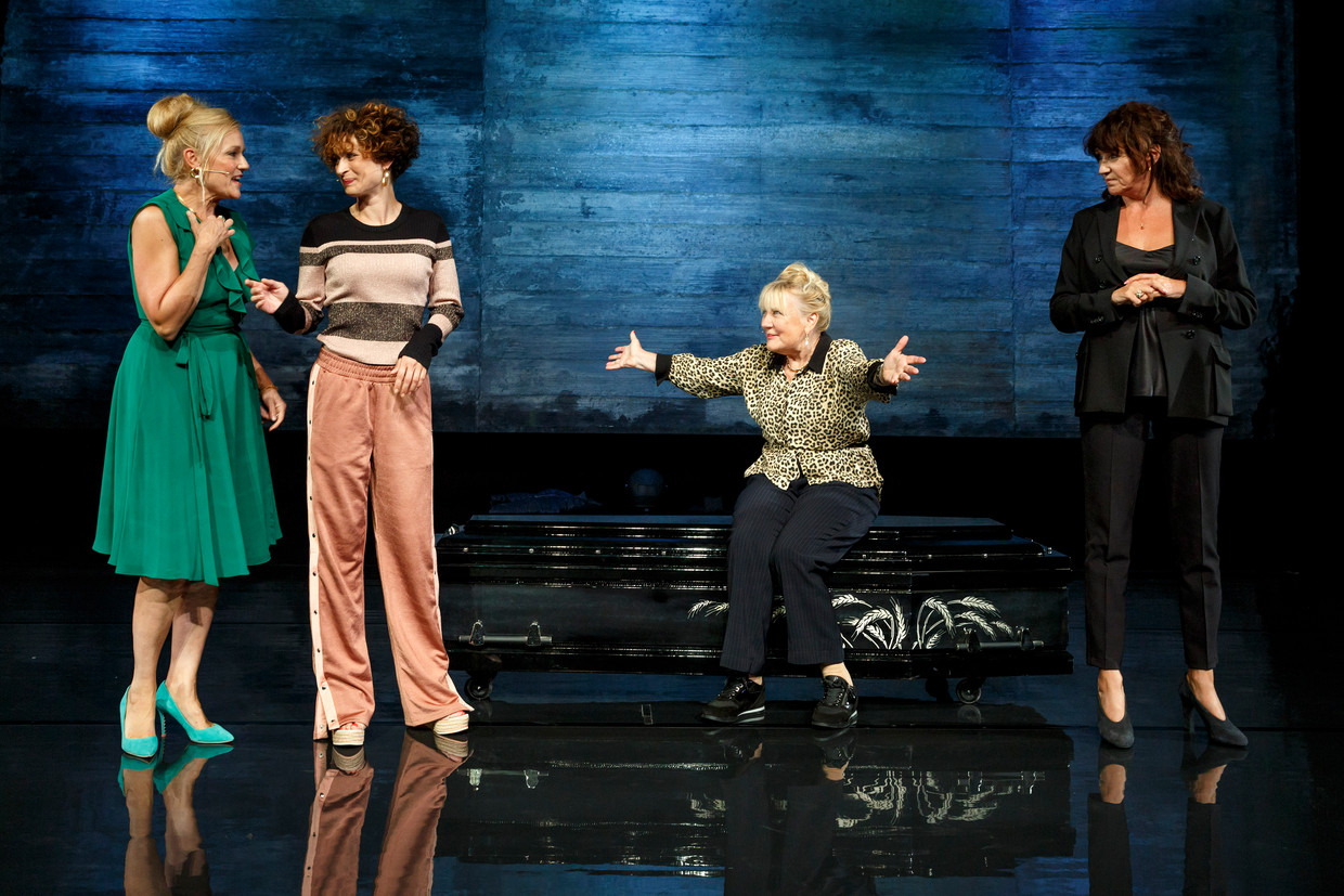 Van links naar rechts: Margo Dames, Eva van de Wijdeven, Trudy de Jong en Renée Fokker in 'Judas'. Beeld Bob Bronshoff