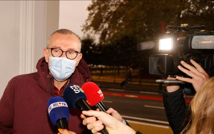 Le ministre de la Santé Frank Vandenbroucke répond aux questions des journalistes avant une réunion du kern, le 25 octobre 2021.