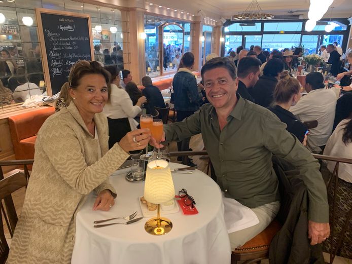 Stephan Detry en zijn echtgenote Stéphanie klinken in Café de Paris: het Vlaamse koppel is vaste klant in deze zaak aan de jachthaven van Saint-Tropez.