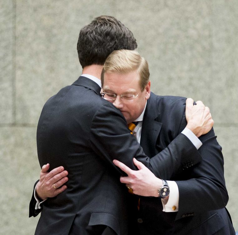 Premier Mark Rutte neemt afscheid van Minister Ard van der Steur (Veiligheid en Justitie) na zijn aftreden. Beeld anp