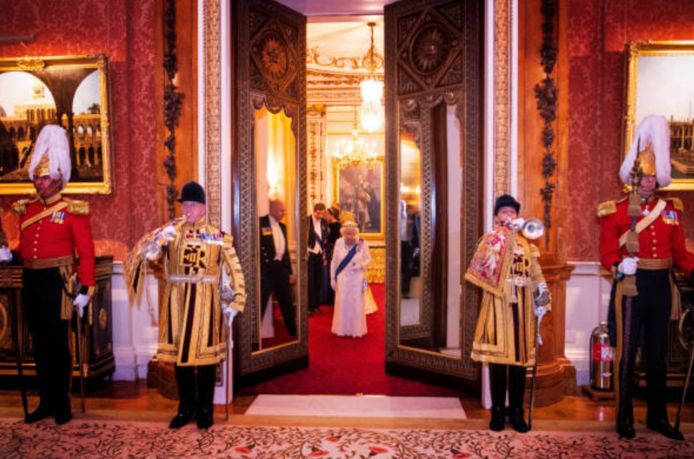 De Queen ontvangt haar belangrijkste gasten in Buckingham Palace.