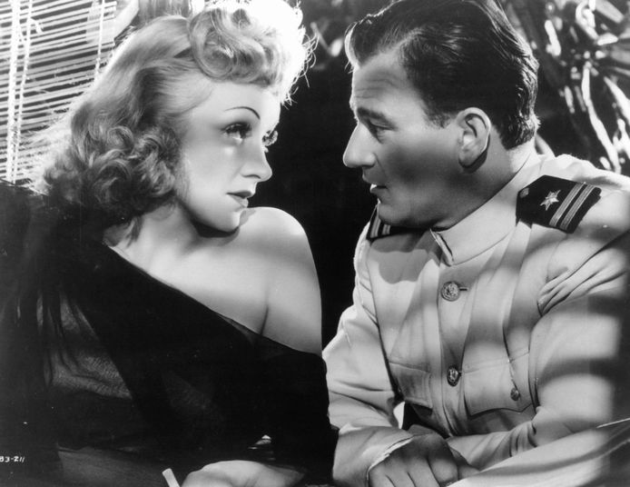 1940: John Wayne en Marlene Dietrich in de film ‘Seven Sinners’.