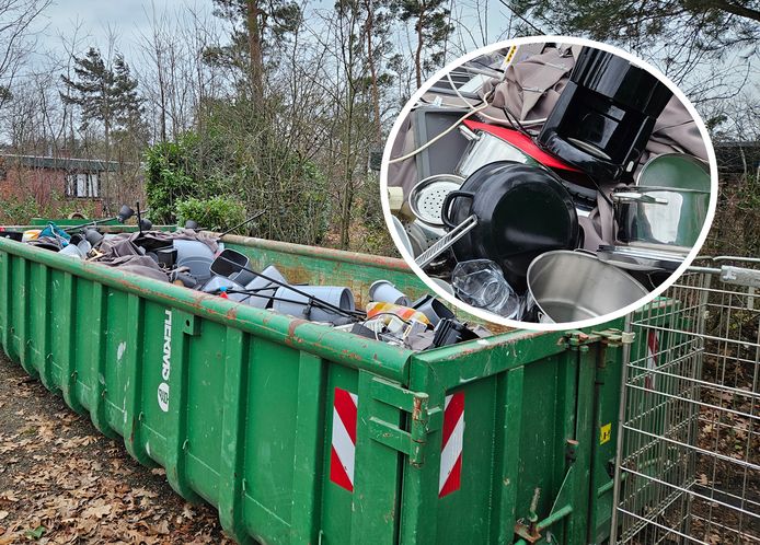 Een afvalcontainer op voormalig vakantiepark De Lindenberg in Holten, gevuld met deels nog bruikbare huisraad.