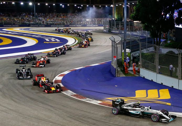 Het relatief trage stratencircuit van Singapore ligt de Red Bulls goed. Vorig jaar eindigde
teamgenoot Daniel Ricciardo (tweede) op de tweede plaats, Max Verstappen
(achtste van onder) werd vierde.