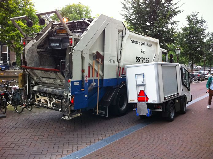 Een Goupil (r), een van de elektrische voertuigen waarmee bij wijze van proef cafés in Rotterdam zijn bevoorraad.