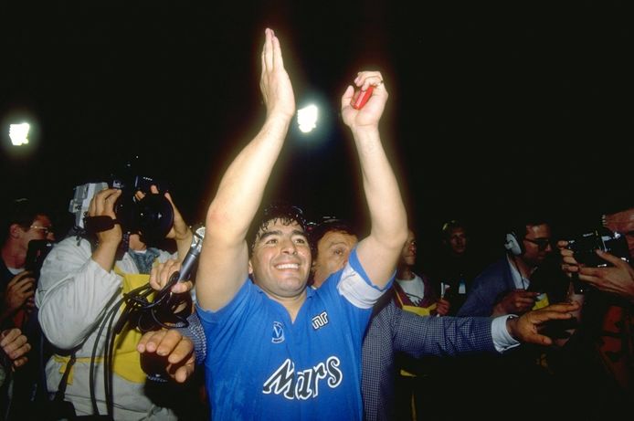 Diego Maradona in 1989 na het winnen van de UEFA Cup met Napoli.