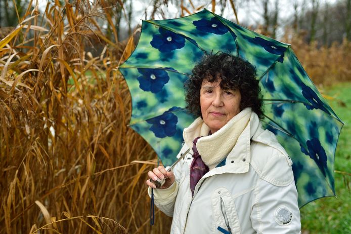 Nara (65) kan door corona niet op bezoek bij vader (95) in België. ,,Met een beetje geluk kan ik mijn vader nog een keer in levenden lijve zien.’’