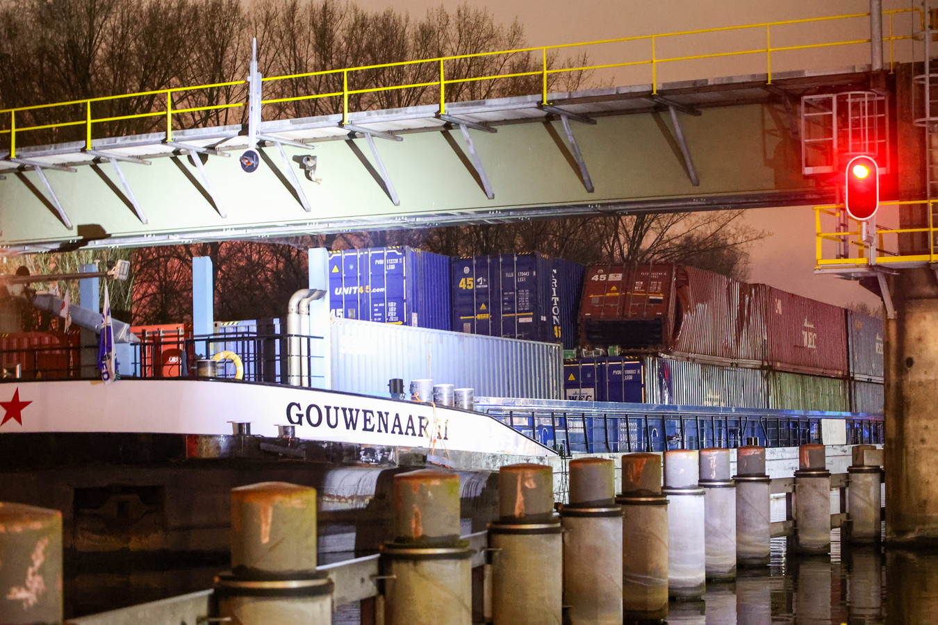 Vrachtschip met containers vaart wéér tegen spoorbrug: ‘Groot raadsel