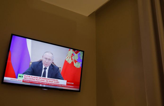 President Vladimir Poetin op de Russische tv-zender RT, die de officiële lijn van het Kremlin volgt.