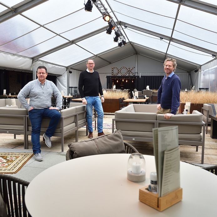 Deze week moet de tent bij Bistro-Bar Dok in Steenbergen weg zijn. Eigenaren Johan Bosters, Ronald van der Sandt en Ewout van den Berg hangt anders een dwangsom van 10 mille boven het hoofd.