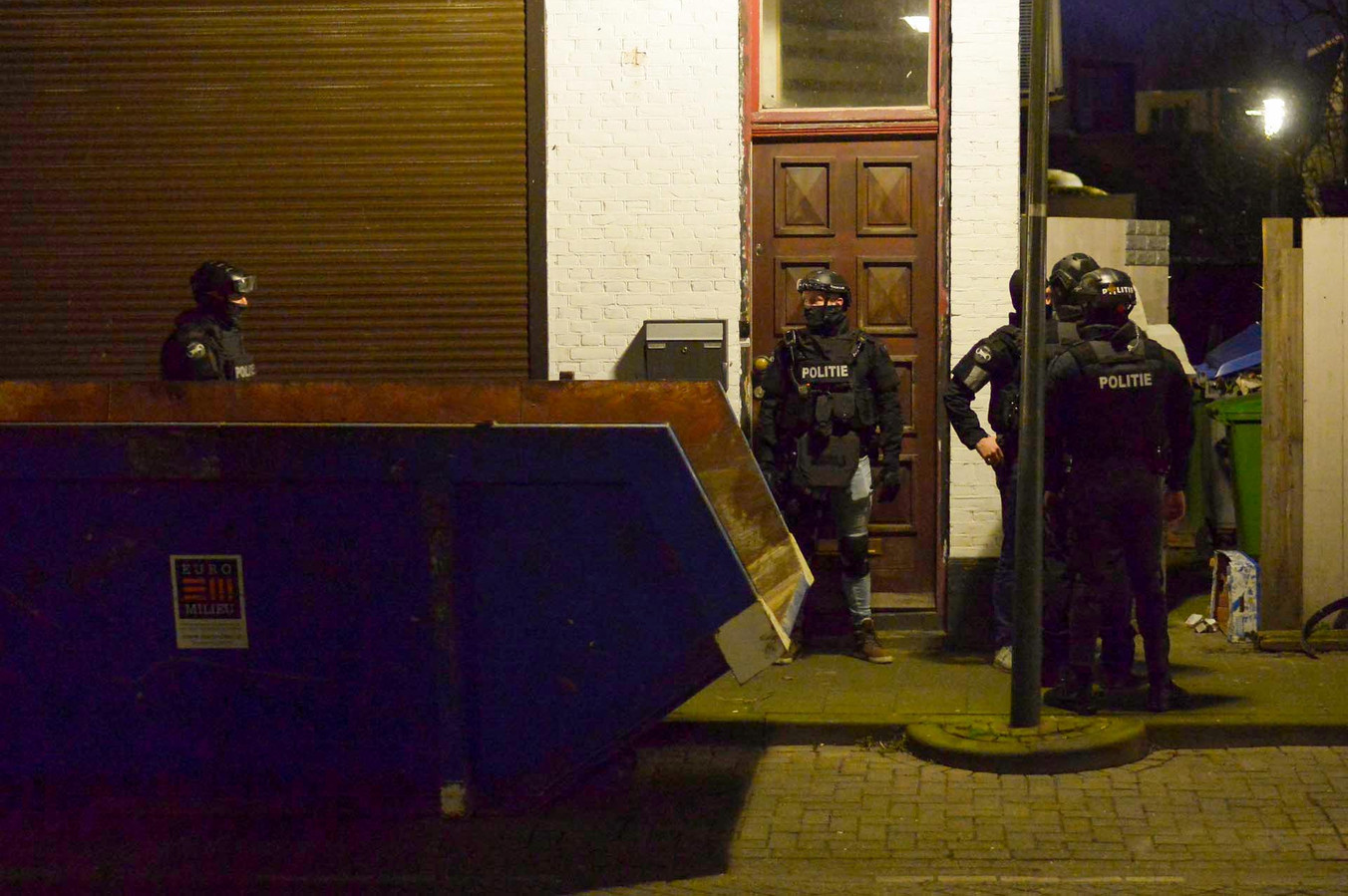 Nadat de politie in februari in Breda 427 kilo cocaïne in een busje had gevonden, trof ze bij een vervolgactie in een shishalounge aan de Dijklaan negentien handvuurwapens aan.