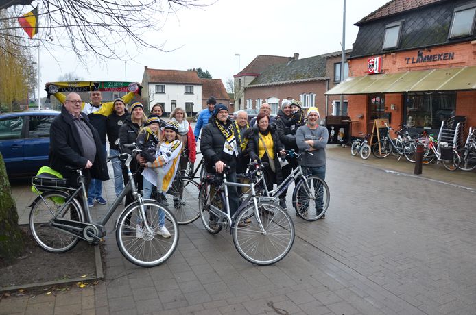 De groep vertrok 's ochtends met de fiets aan café 't Lammeken.