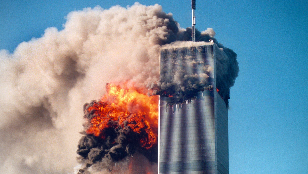 Het moment dat op 11 september 2001 een tweede passagiersvliegtuig het World Trade Center in New York in vloog, bijna twintig minuten nadat de noordelijke WTC-toren werd getroffen. Beeld AP