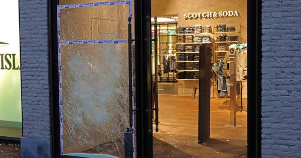 Inbraak in kledingwinkel Waalwijk mislukt .