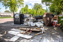 Gedumpt afval bij een ondergrondse restafvalcontainer op de hoek van de Palestrinalaan en de Buxtehudestraat.