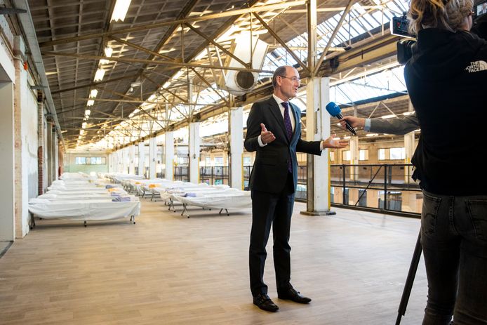 Burgemeester Sander Schelberg bedankt de Hengeloërs voor het getoonde ‘noaberschap’.